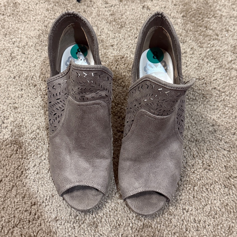 Fergalicious by Fergie Doe Grey Harvey Ankle Open Toe Booties Size 8